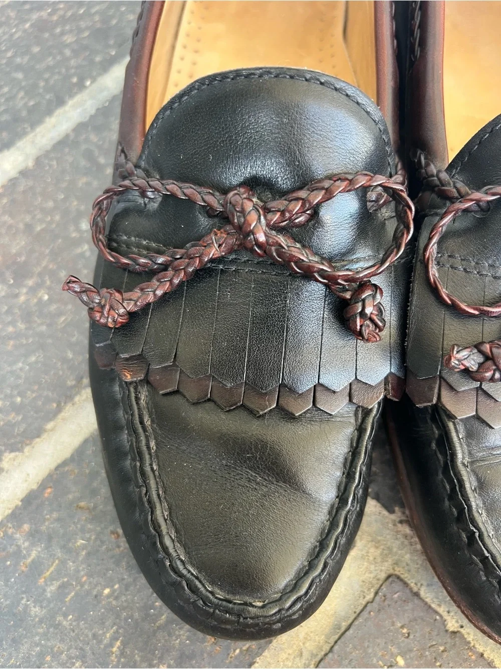 EUC Men’s 8.5 Allen Edmonds Woodstock Black and Brown Leather Kiltie Loafers